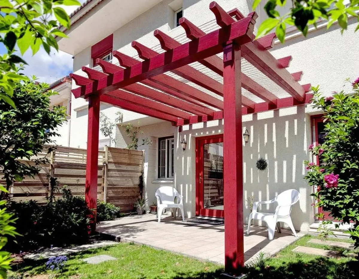 L'astreinte judiciaire face aux constructions illicites de pergolas : mécanismes et conséquences